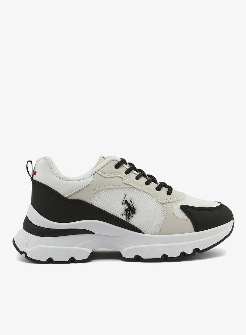 يو اس بولو اسن أحذية رياضية نسائية باللونين الأبيض والأسود بتصميم جريء ومتين بنعل قوي للاستخدام الخارجي - Image 1